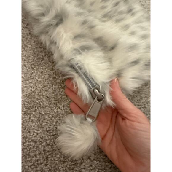 NWT Pottery Barn Teen Faux Fur Zipper Pouch in Gray Snow Leopard - Picture 3 of 5
